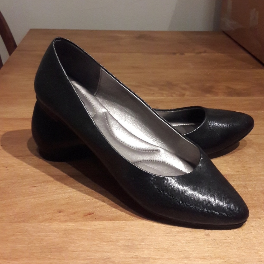 LN Coach and Four Black Flat